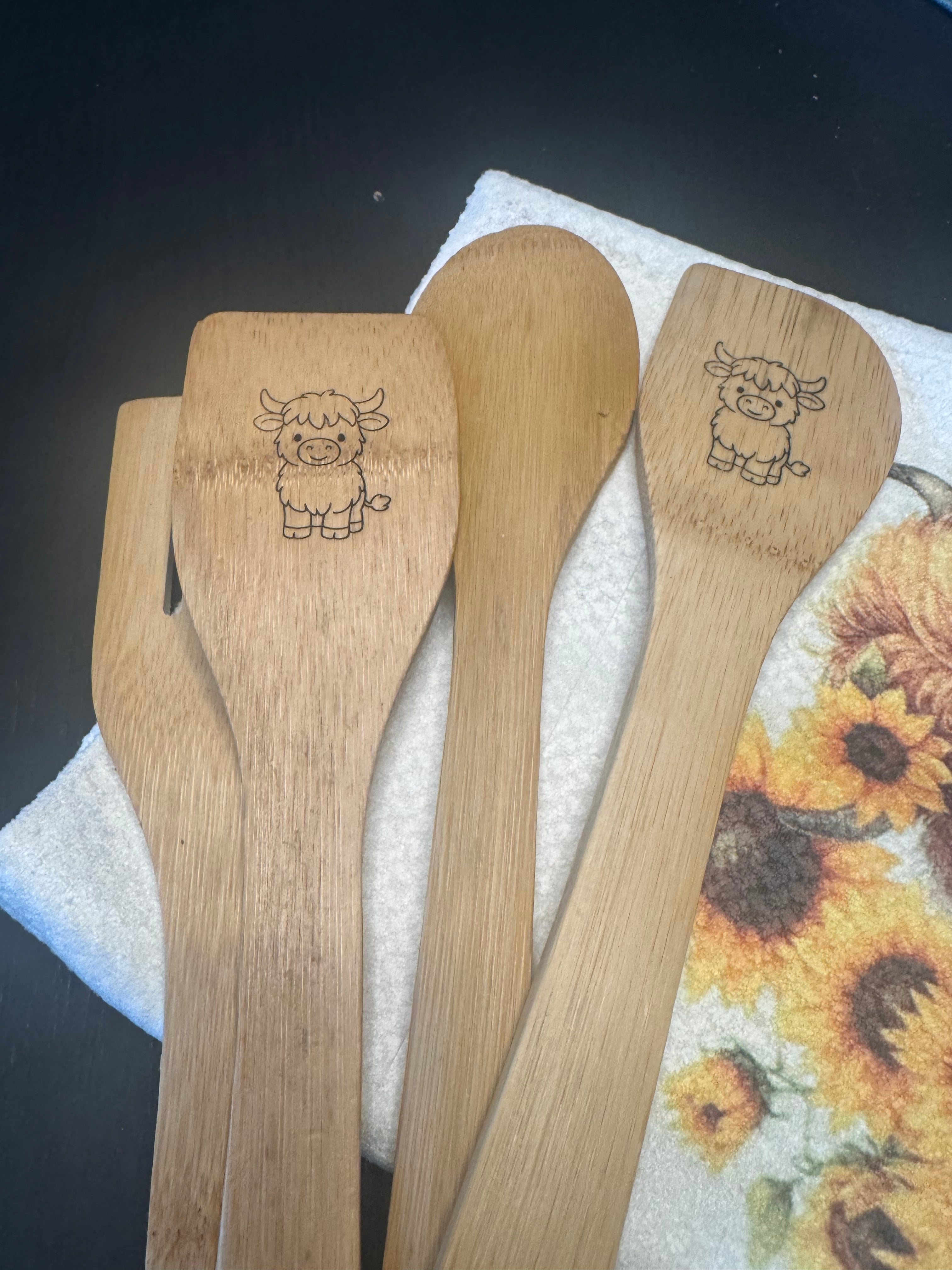 Highland Cow Christmas Gift Set – Laser Engraved Serving Board & Bamboo Utensils